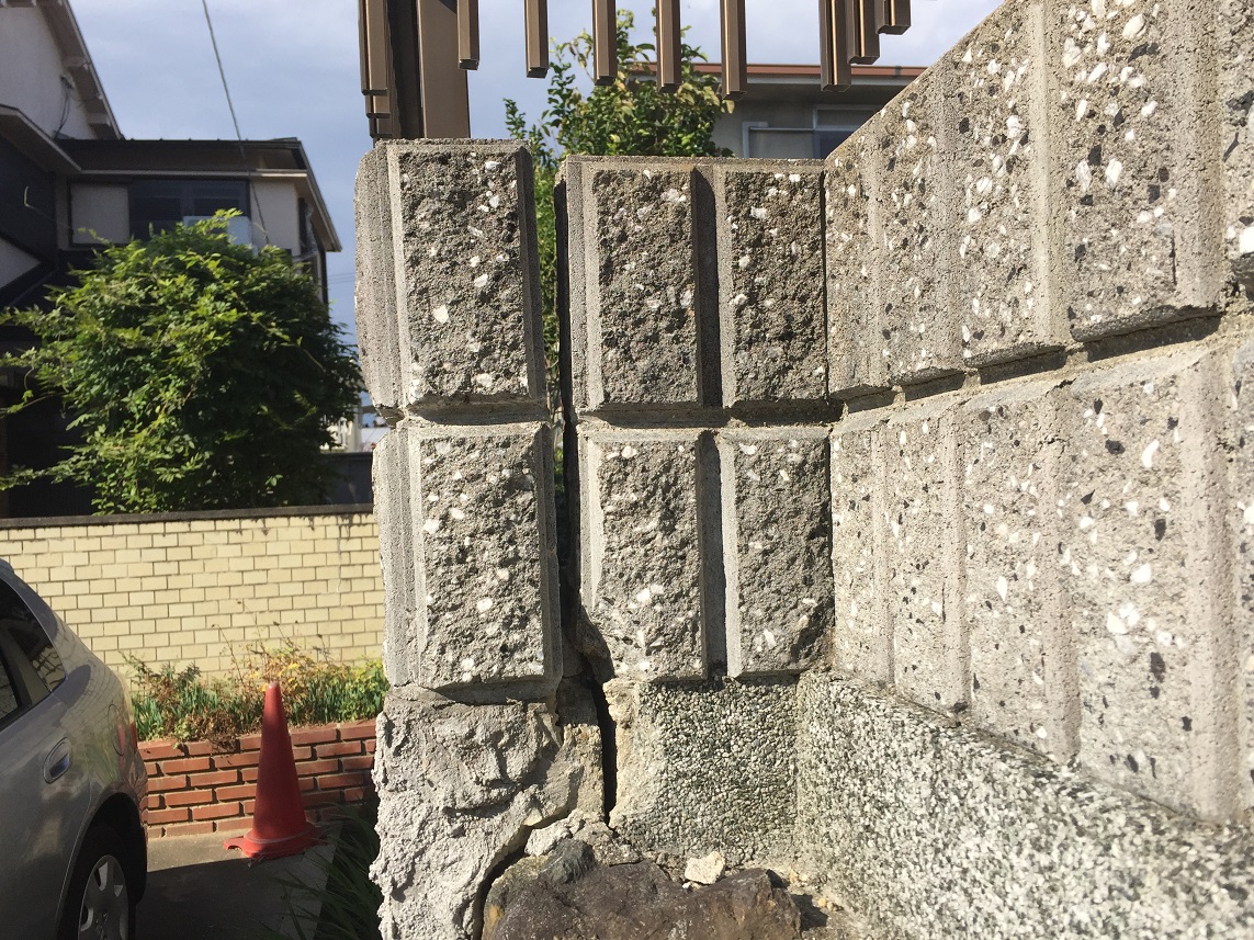 石垣の上に積んだブロック塀の改修工事