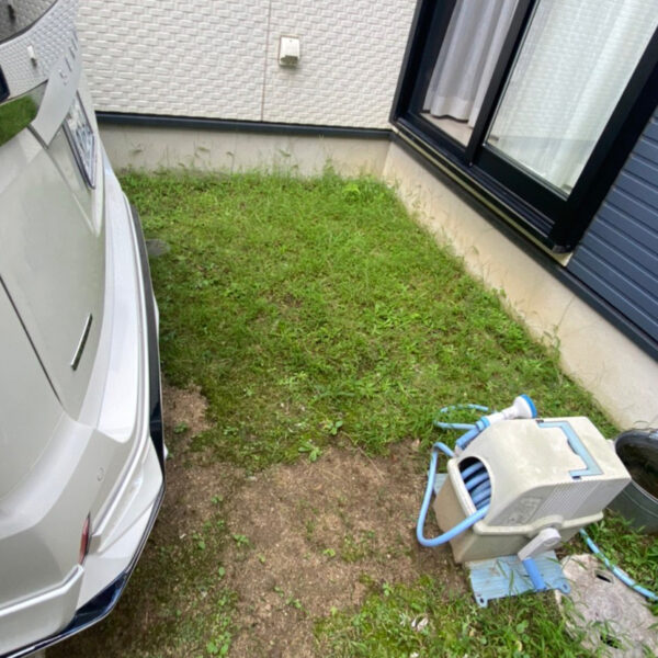 堺市東i様邸ガレージの手入れが面倒な芝生部分を撤去して雑草が生えない土間コンクリートに仕上げました