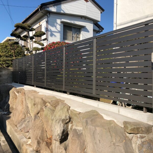堺市東区d様邸生垣を撤去してアルミフェンスを設置しました。剪定の手間が減りました
